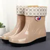 Botas de lluvia cortas de cuatro estaciones para mujer, botas de lluvia para adultos con forro de felpa, zapatos impermeables de moda, zapatos de goma antideslizantes de media caña para mujer, cubrebotas cálidos