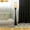 Lámpara de pie de columna romana de mediados de siglo, adecuada para sala de estar, colocada junto al sofá, dormitorio retro de estilo francés, creando un ambiente sofisticado y artístico