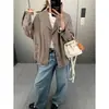 Además, el nuevo modelo de otoño presenta un diseño de dobladillo con cordón, un cuello de solapa, una silueta holgada y una chaqueta corta entalladora MQ1629