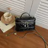 Bestseller transfronteiriço: Bolsa transversal pequena acolchoada com corrente estilo Chanel para mulheres, novo modelo 2026, bolsa de mão e bolsa de ombro de alta qualidade para o dia a dia.