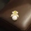 Broche de Solapa Dorado con Lazo Dulce y Delicado de Perlas y Pedrería Estilo Coreano, Accesorio de Cuello Versátil y Elegante para Mujer
