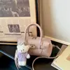 Bolsa de mão de moda simples e versátil para mulheres, novo modelo da primavera de 2026, bolsa de ombro e transversal casual elegante de alta qualidade