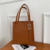 2021 Novo Design Sense Moda Soft Leather Women's Bag All-match Portable Tote Bag Grande Capacidade Retro Commuter Shoulder Bag