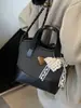 2025 Nova Bolsa Saco Estilo Coreano Simples e Fashion para Mulheres para o Trabalho e Deslocamento, Bolsa Transversal Versátil de Alta Qualidade