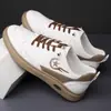 Nuevos Zapatos de Cuero para Hombre Primavera y Otoño 2024 Zapatos Casuales Hechos a Mano Moda Masculina Tenis Versátiles Zapatos Blancos de Moda