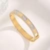 Pulsera europea y americana de acero de titanio dorado de nuevo lanzamiento y superventas recomendada para mujer, estilo INS, lujo ligero, comodín, con diamante y concha blanca, venta al por mayor