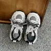 Zapatillas deportivas para niñas, nueva colección primavera/otoño 2026, diseño de malla transpirable, cómodas zapatillas de correr de suela blanda para niños, estilo moderno