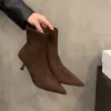 Botas de moda de gamuza marrón con punta fina y tacón alto, botines cortos de tacón fino, botas elásticas con forro de felpa, botines de tobillo de moda estilo coreano 2026