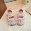 Sapatos de couro com lantejoulas estilo fada para meninas, nova coleção primavera/outono 2026, sapatilhas de sola macia com tiras cruzadas e enfeites de pérolas, sapatos de princesa