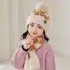 Nuevo Conjunto de Dos Piezas de Gorro y Bufanda para Niños, Gorro Cálido para Exteriores tipo Pullover con Pompón, Lindo Cuadros Versátil para Niños Mayores