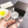 Relógio com Mostrador de Madrepérola, Relógio Feminino Artístico de Nicho, Pulseira de Aço, Temperamento Redondo, Versátil, Simples, Luxo Leve, Relógio de Quartzo Moderno