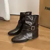 Fivela de Cinto Retro OJRZ Botas de Cano Curto Plissadas 2026 Aumento de Altura Oculto Feminino Botas Versáteis Emagrecedoras Outono Inverno Botas Cavaleiro Maillard