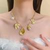 Collar con colgante de perla de pétalo de oro retro francés, cadena corta de temperamento medieval, cadena de suéter multielemento con hojas de pájaro