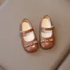 Sapatos de Couro Infantis 2025 Primavera Novo Laço Meninas Sapatos de Princesa Modernos e Mais Fáceis de Combinar Sapatos Externos para Bebês Meninas