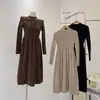 Falda de Punto Ajustada Estilo Hepburn Otoño e Invierno Costuras que Marcan la Cintura Vestido para Mujer Cuello de Media Tortuga Moderno 2024