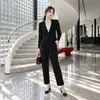 Traje pequeño de solapa con un botón y cuello en V de manga larga Miyake para mujer conjunto de otoño cintura elástica pantalones largos fluidos conjunto de dos piezas