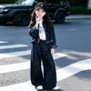 Conjunto jeans para meninas, nova coleção primavera/outono 2026, jaqueta da moda estilo coreano e calça de perna larga, conjunto de duas peças para meninas do ensino fundamental