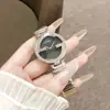 Novo Relógio Feminino de Quartzo com Caixa Prateada e Mostrador Cravejado de Diamantes, Design de Mostrador com Padrão Preto, Textura Elegante e Relógio Acessório Estiloso