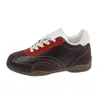 Zapatillas de moda 2026 estilo nuevo, zapatos de lona para mujer con suela gruesa para otoño, con cordones, con tacón oculto, zapatillas de entrenamiento negras alemanas, adecuados para mujeres menudas
