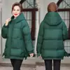 Casaco de Inverno Branco com Penas de Pato de Comprimento Médio para Mãe 2026 Novo Estilo Roupa Elegante com Capuz para Mulheres de Meia-Idade e Idosas