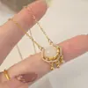 Nueva cadena de clavícula de lujo estilo coreano, collar versátil de acero de titanio de moda para mujer, colgante simple clásico de circón, accesorio versátil