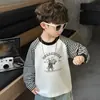 Camiseta de Manga Comprida Listrada para Meninos, Estilo Primavera e Outono, Camiseta Básica Cartoon da Moda para Crianças, Novo Modelo 2026, Roupa de Primavera para Crianças Pequenas de 5 Anos