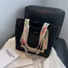 Fabricantes al por mayor de bolsos de nailon anti-salpicaduras para mujer, bandolera portátil, bolso de estilo étnico, bolso tote de gran capacidad para mujer