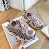 Zapatillas deportivas gruesas estilo coreano para niños, nueva colección 2026, suela gruesa, cómodas, a la moda, versátiles, calzado deportivo de cara suave, zapatillas ligeras para correr