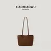 Bolsa de mano transfronteriza para mujer 2026, adecuada para ir al trabajo, con un estilo retro y casual, color liso, ligera, versátil y con un look relajado y chic con material de gamuza