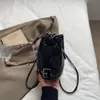 Bolso tipo cubo moderno y versátil para mujer 2025 Nuevo elegante y único Bolso de hombro cruzado Bolso pequeño de verano