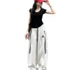 Calça casual de verão de secagem rápida com três listras e perna larga 2026 novo produto bordada cintura alta com cordão design calça esportiva da moda