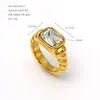 Anillo Cuadrado con Borde Trenzado Incrustado de Cristal de Lujo Ligero Transfronterizo, Anillo Cubo de Azúcar de Acero Inoxidable con Diseño de Nicho, Al por Mayor en Stock