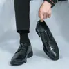Sapatos masculinos modernos de sola grossa para aumentar a altura, sapatos da nova moda para cabeleireiros de homens jovens, sapatos de cabeleireiro pontudos estilo britânico para negócios, sapatos de couro estilo coreano