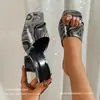 Verão 2026 Novo Grande Tamanho Salto Alto Feminino Estilo Europeu e Americano Padrão Único Salto de Cristal Salto de Bico Quadrado Verde