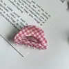 Grampo de cabelo de material PVC Tabuleiro de xadrez preto e branco europeu e americano Prendedor de cabelo triangular Presilha de cabelo High sense Xadrez parte de trás da cabeça cabelo
