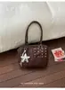 Bolso de axila retro estilo coreano con remaches de gran capacidad para mujer, nuevo modelo de otoño 2026, bolso de hombro de moda de alta gama para el trabajo