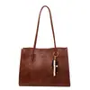 Bolsa Tote Suede Retrô Feminina Outono 2025 Nova Grande Capacidade Moda para o Trabalho Exquisite Bolsa de Ombro/Axila