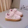 Zapatos casuales para caminar para niñas, nueva colección de otoño, zapatillas blancas para niños con cierre de velcro y decoraciones de corazón, zapatos deportivos casuales, zapatos de vestir