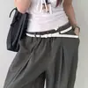 Cinturón rojo estrecho retro de estilo coreano con diseño calado sin perforaciones para mujer, cinturón de cuero con hebilla de metal de alta gama, accesorio de diseño de nicho
