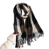 Bufanda Chal Versátil de Alto Gama Retro Británico de Cachemira Sintética para Otoño/Invierno, Protección contra el Frío, Cálida para Viajes, Bufanda de Cuadros con Borlas