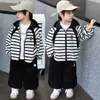 Conjunto de cárdigan con capucha para niño Primavera y Otoño 2026 Nuevo Estilo Coreano Chaqueta a Rayas y Pantalones Jogger Conjunto de Dos Piezas