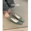 Versão pele de carneiro! Sapatilhas rasas quadradas retrô francesas para mulheres, nova coleção 2025, com design de laço, sola reta, sapatos de vovó