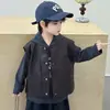 Conjunto de Tres Piezas de Cuero Estilo Coreano para Niños, Sudadera Rayada para Bebé y Jeans, Atractivo Conjunto de Primavera/Otoño 2026 para Niños