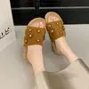 Versão em Couro Macio~Sandálias de Solado Grosso com Biqueira Redonda e Abertas para Mulheres, Estilo Slip-On com Rebites Resistentes e Design Floral
