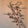 Ramas y hojas de acebo de simulación flores artificiales flores artificiales hechas a mano accesorios para sesión de boda adornos para sala de estar manojo de frutos de simulación