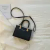 Bolso de moda nuevo estilo coreano para mujer, diseño único, bolso cuadrado pequeño simple, bolso cruzado moderno y versátil para mujer