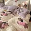 Conjunto de cama de quatro peças em algodão puro Classe A, qualidade para mãe e bebê, lençol para dormir sem nada e capa de edredom, conjunto de três peças com saia de cama estilo ins para dormitório