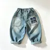 Roupa Infantil Calça Jeans Infantil Primavera Nova Calças Masculinas e Femininas Jeans com Letras Marca de Moda Coreana para Bebês Calças de Barra Reta