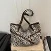 Nova Bolsa de Ombro Grande Capacidade para o Dia a Dia 2025, Bolsa de Mão Moda e Simples para Axila, Bolsa Tote Versátil de Ombro