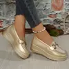 Comercio Electrónico Transfronterizo Tallas Grandes Otoño 2026 Nuevos Zapatos Casuales de Suela Gruesa Color Sólido Cadena Metálica Tacón de Cuña Ligeros Planos de Punta Redonda